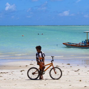Garoto na praia